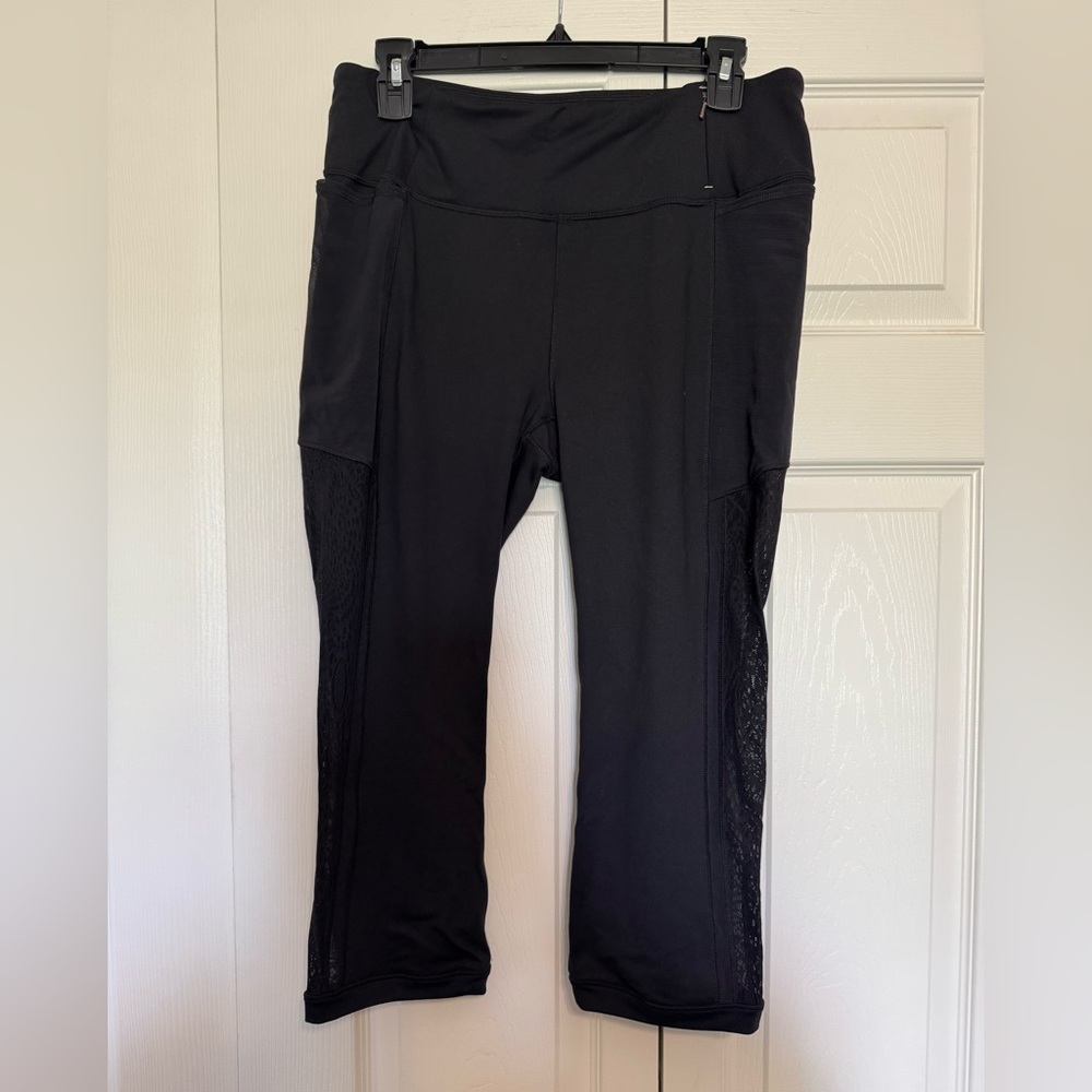 CALIA by Carrie Underwood Black Mid Rise Capri Leggings with Pockets size L